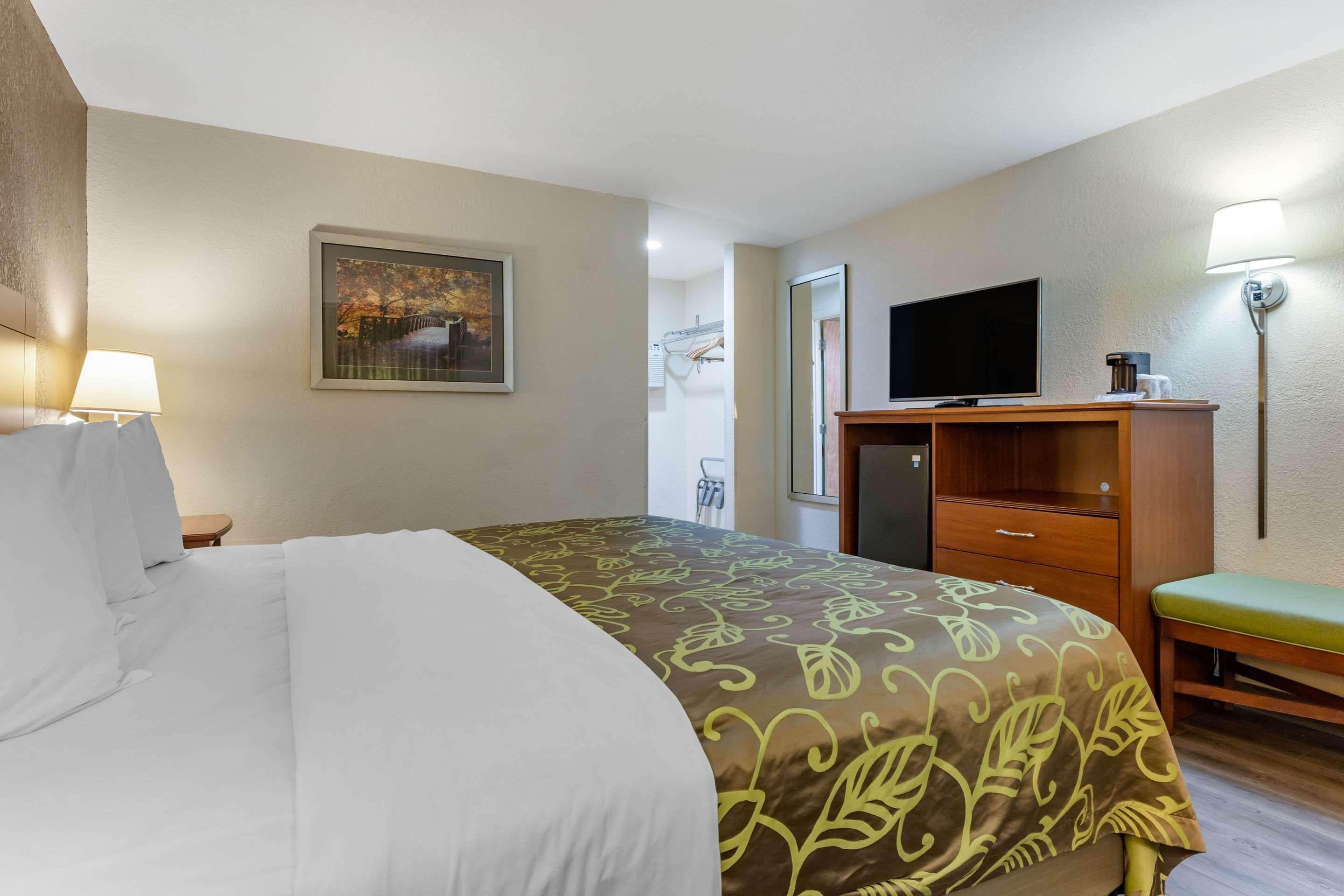 Econo Lodge Cherokee Near River Park Bagian luar foto