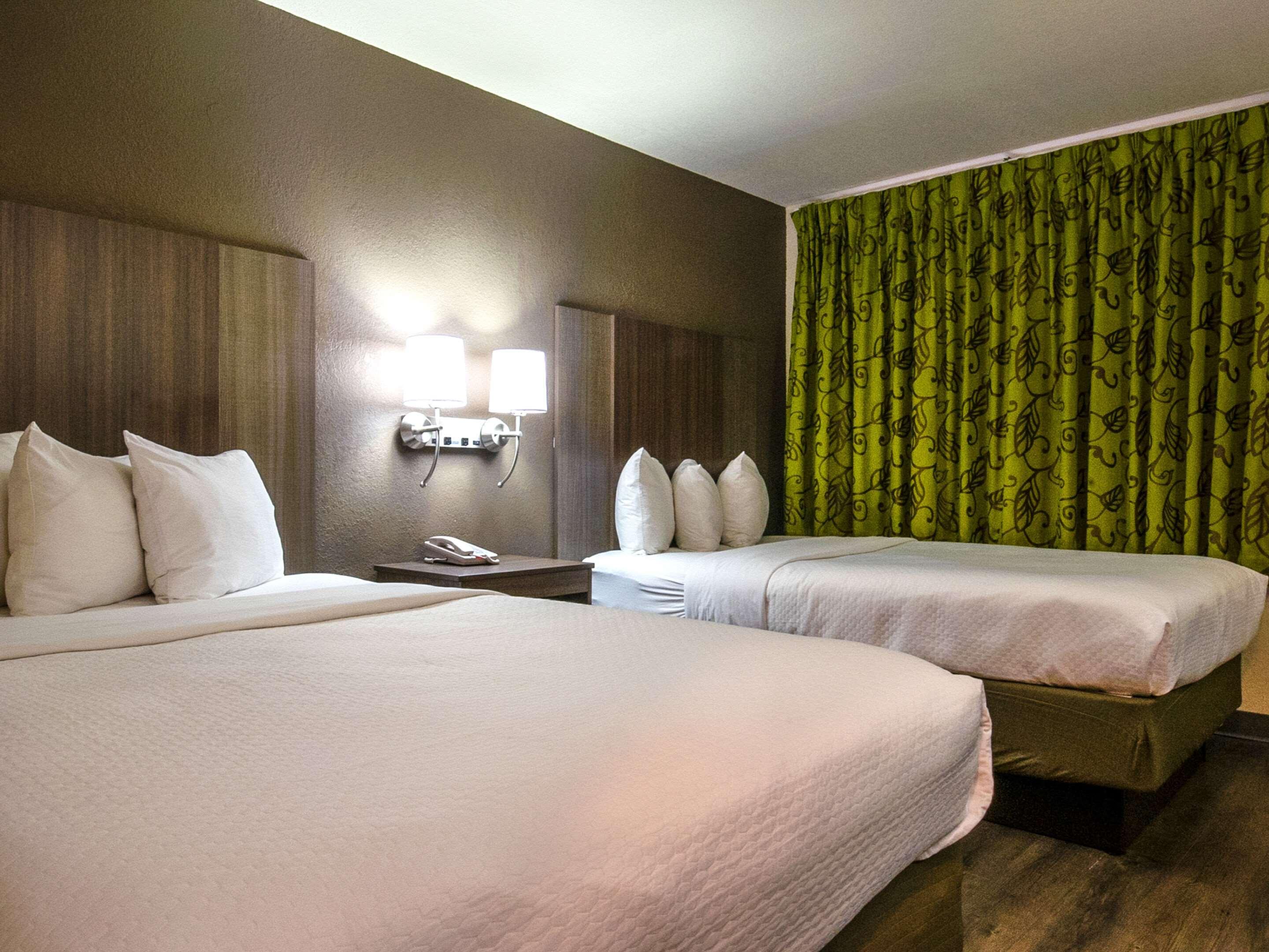 Econo Lodge Cherokee Near River Park Bagian luar foto