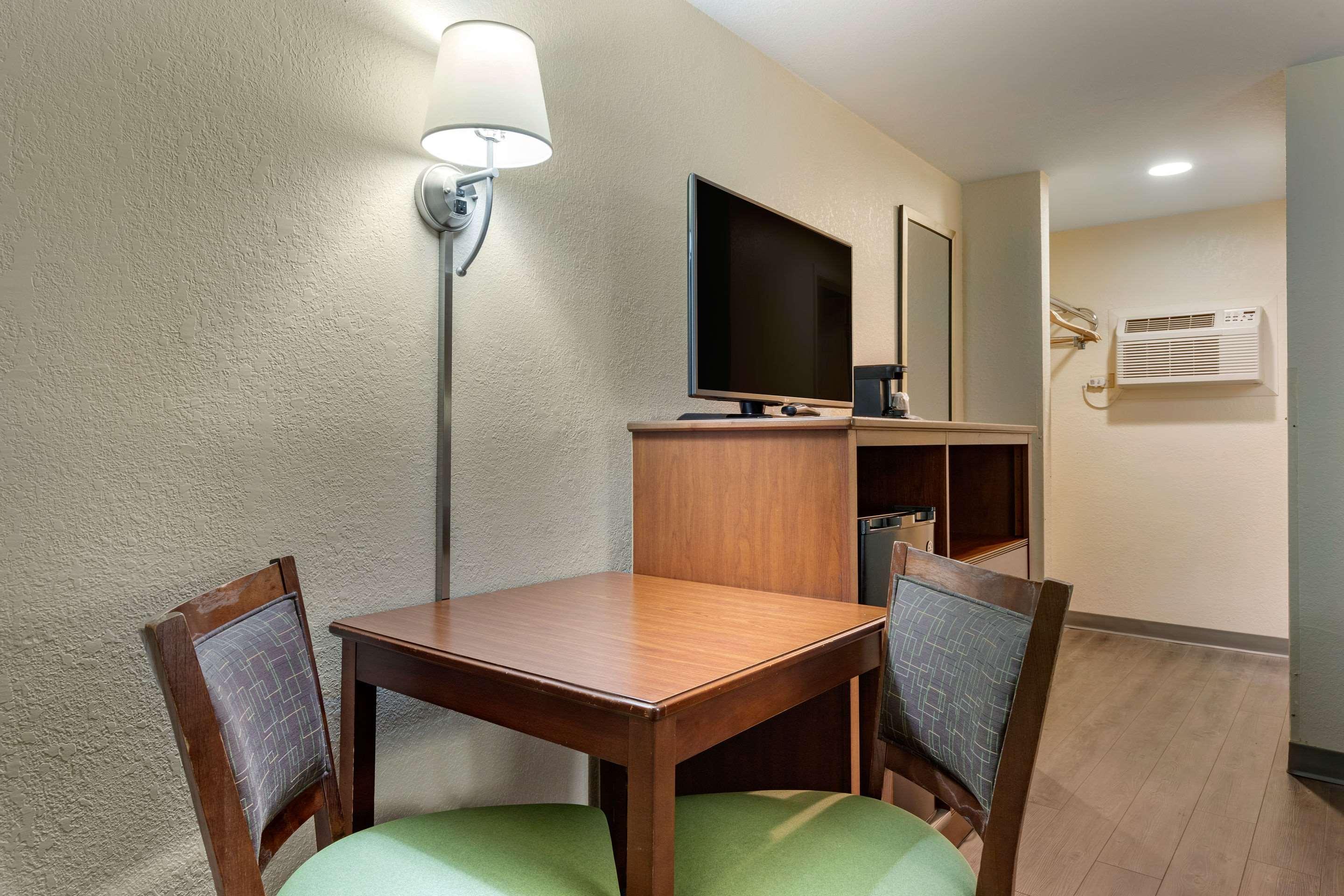 Econo Lodge Cherokee Near River Park Bagian luar foto