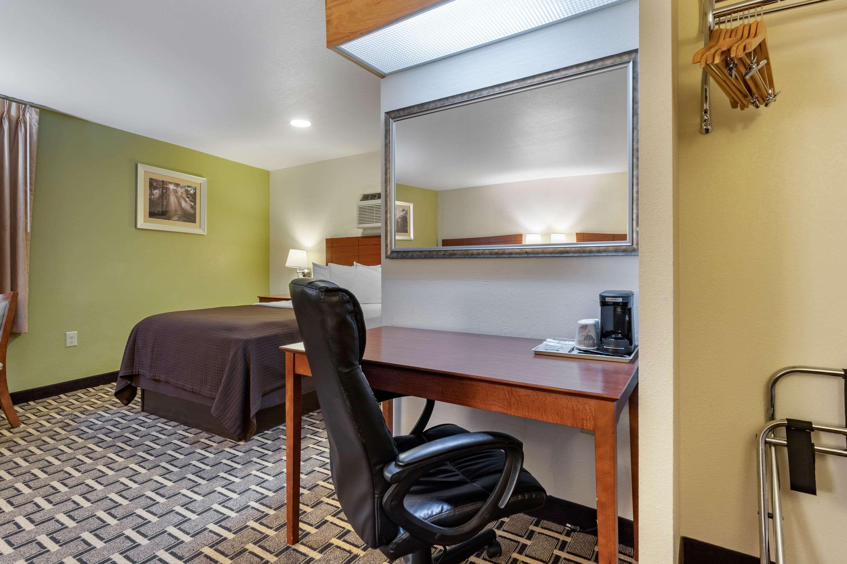Econo Lodge Cherokee Near River Park Bagian luar foto